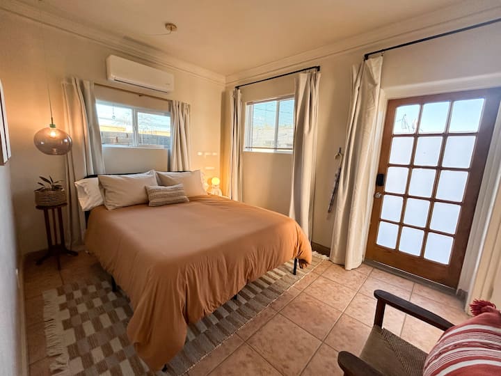 Ajusta la mini split a tu temperatura perfecta, luego relájate y disfruta de la iluminación ambiental cuidadosamente seleccionada.