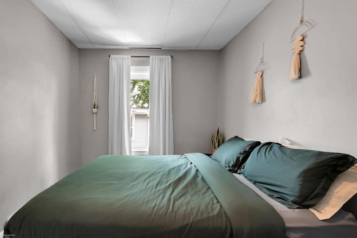 Nádherná manželská posteľ Queen v spálni 2 s čistou posteľnou bielizňou a bezplatnými uterákmi 