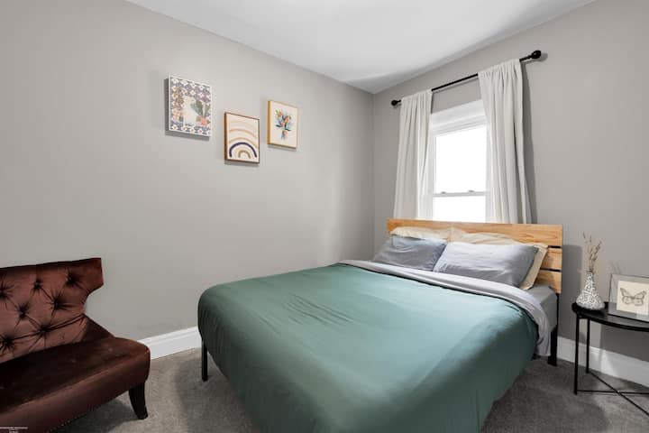 Menšia manželská posteľ v spálni 1