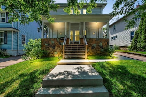 Home away from home~5 STAR reviews~mins to Detroit