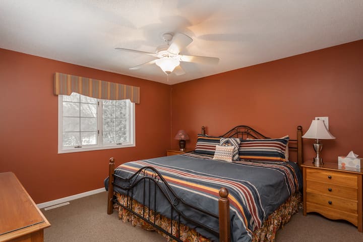 חדר שינה קינג בקומה השנייה. חדר רחצה משותף עם חדרי שינה 5 ו -6.