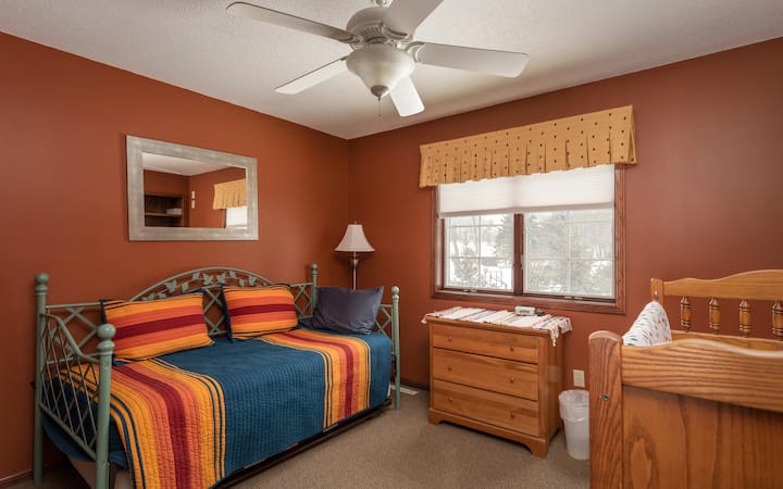 מיטה זוגית בקומה השנייה עם מיטה זוגית נפתחת. עריסה. חדר רחצה משותף עם חדר שינה 4 ו -6.