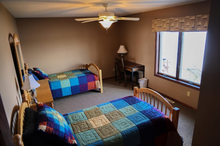 חדר שינה זוגי בקומה השנייה עם נוף לאגם. חדר רחצה משותף עם חדר שינה 2.