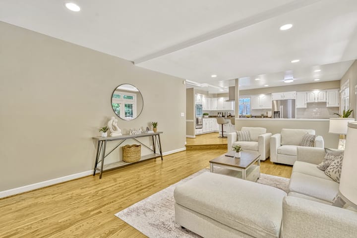 Luxury 6br Mansion Near Washington Dc W/ Game Room - Alexandria, VA
