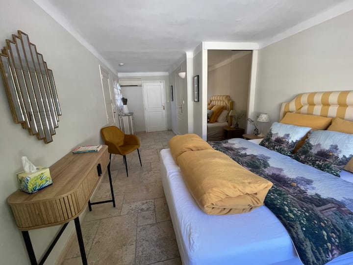 Chumba kikubwa cha kulala chenye mlango wa kuingia kwenye mtaro mdogo wa Seaview 