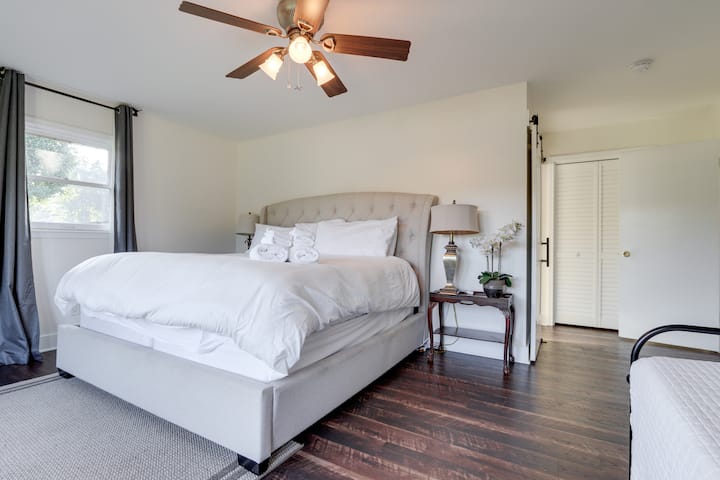 Основна спалня - изглед към суперголямото двойно легло