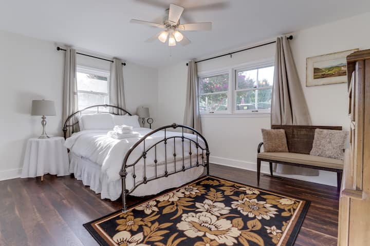 Двойна спалня - изглед към прозорците