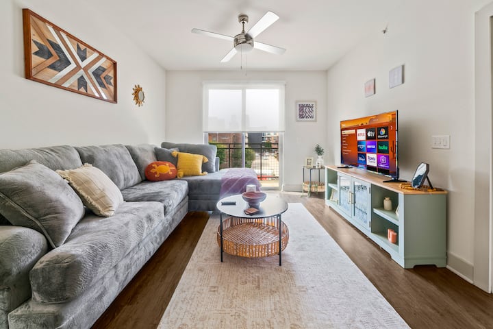 Modern Western | Luxury 1br Apartment + City Views - Dallas, TX