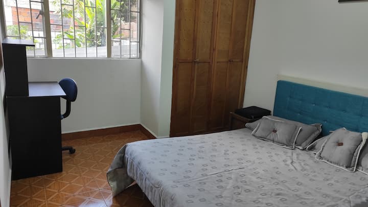 Habitación confortable, cuenta con espacio para trabajo, closet, luz natural y vista al jardín posterior de la casa. 