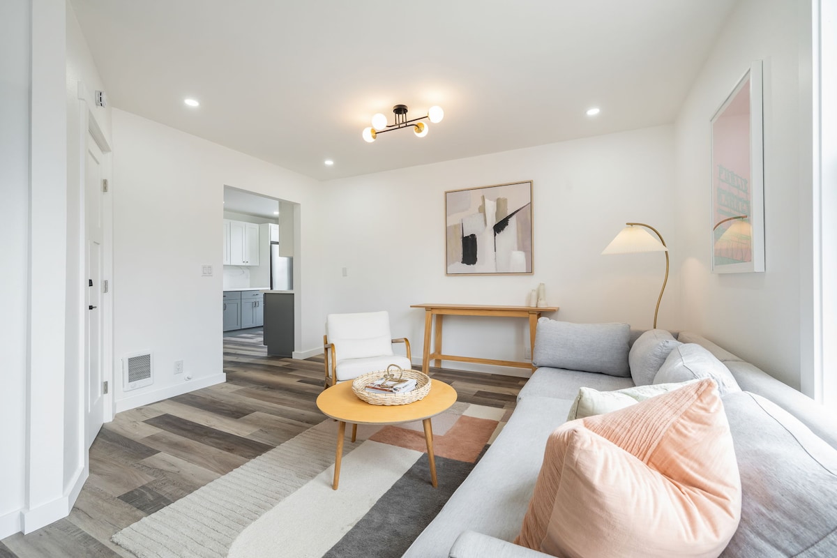 Bright Queen Anne Apt