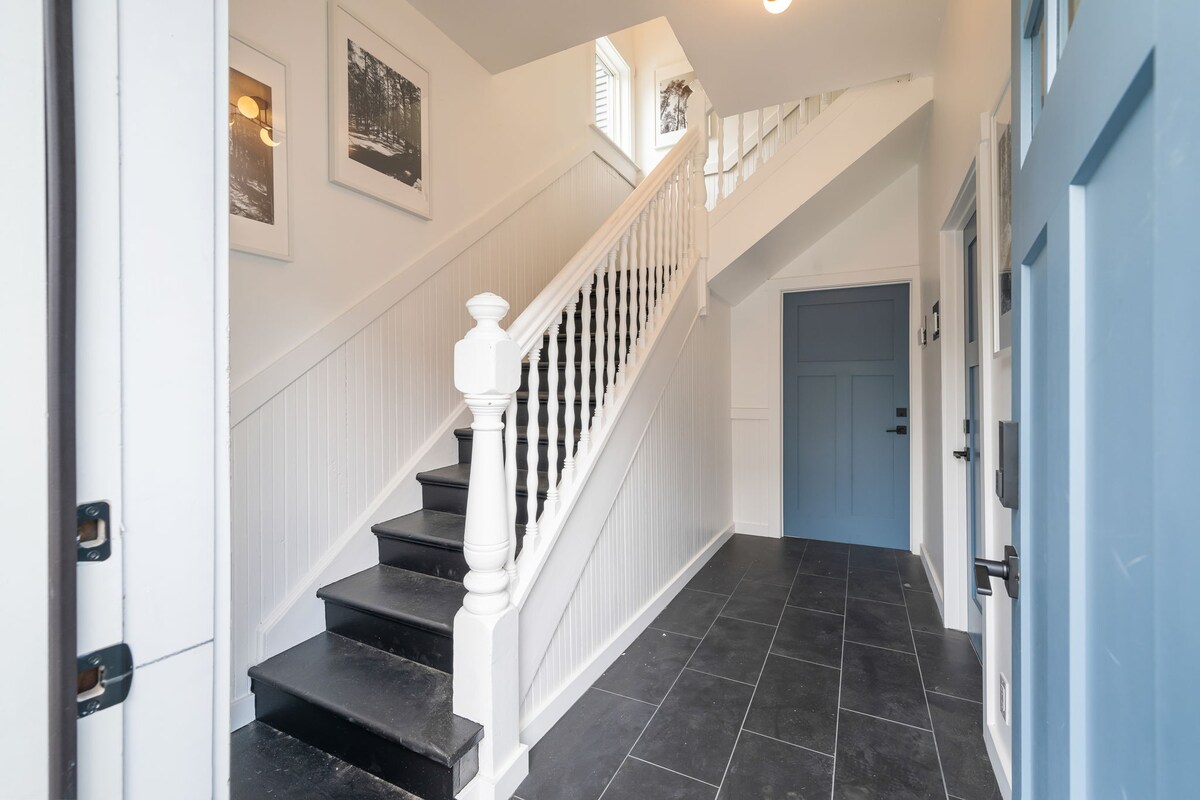 Bright Queen Anne Apt