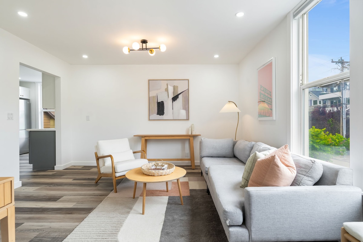 Bright Queen Anne Apt