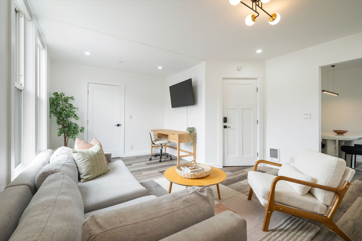 Bright Queen Anne Apt