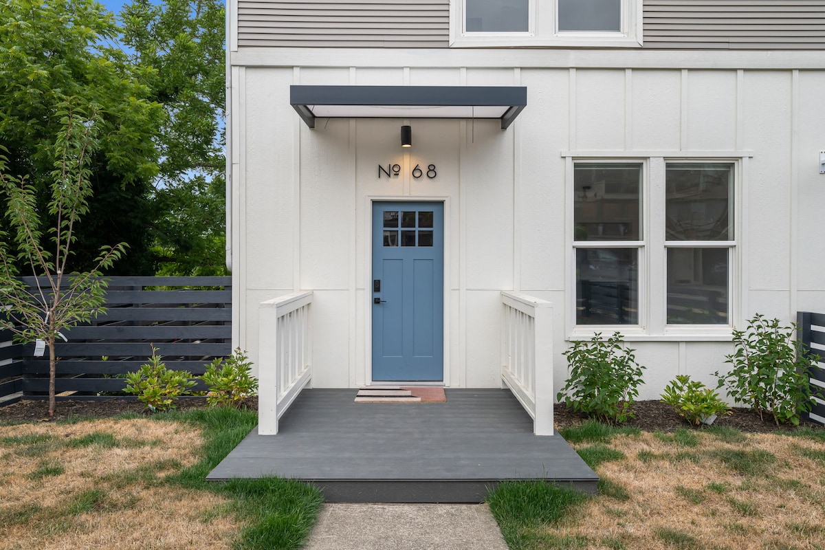 Bright Queen Anne Apt