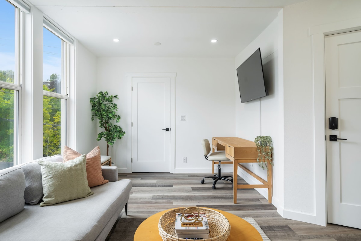 Bright Queen Anne Apt