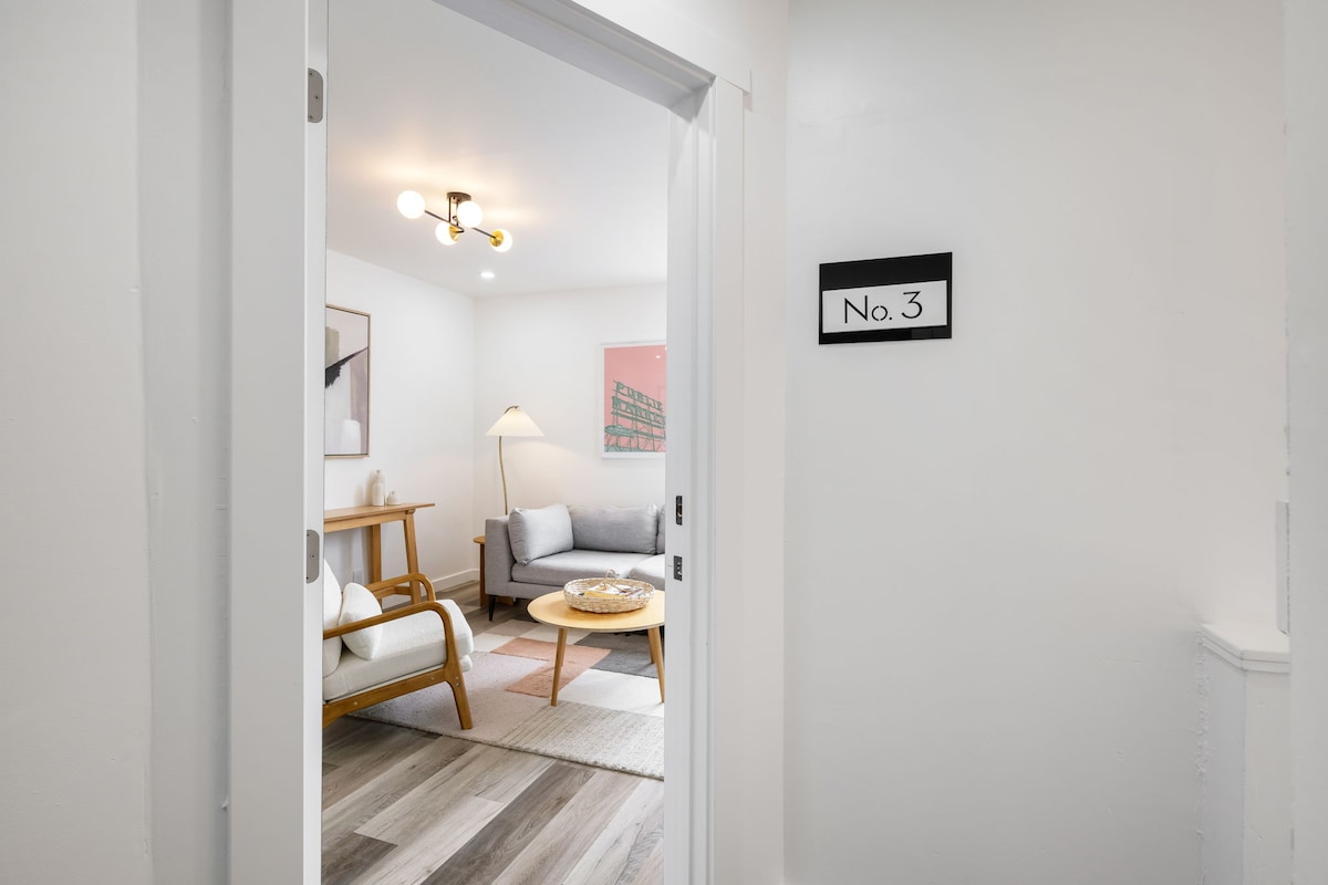 Bright Queen Anne Apt