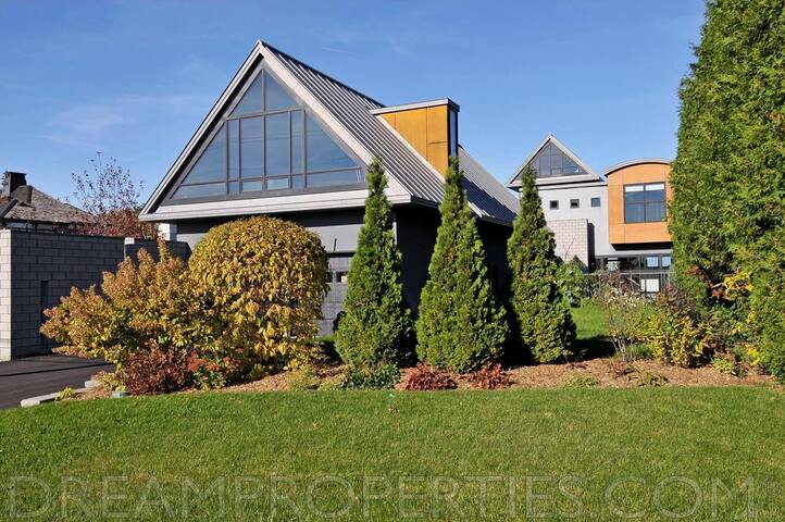 Ultra Modern Designer House gallery image 5