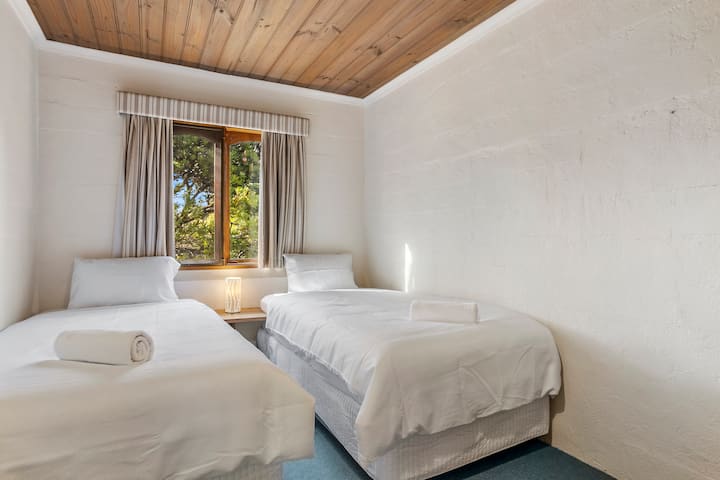 Მეორე საძინებელში არის ორი ერთადგილიანი საწოლი, რომელიც იდეალურია ბავშვებთან ერთად სამოგზაუროდ.