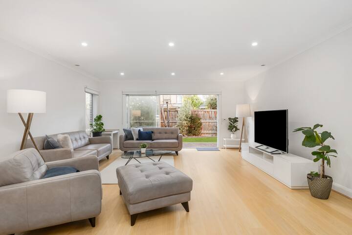 Newsom – Stylish and Elegant Home with 4 King Beds gallery image 2