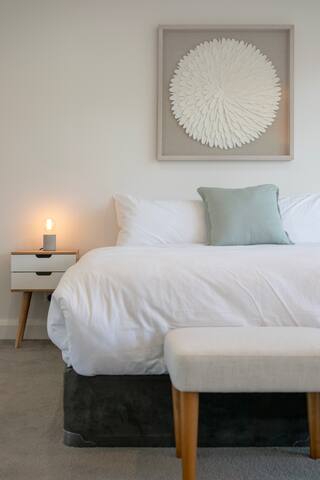 Newsom – Stylish and Elegant Home with 4 King Beds gallery image 5