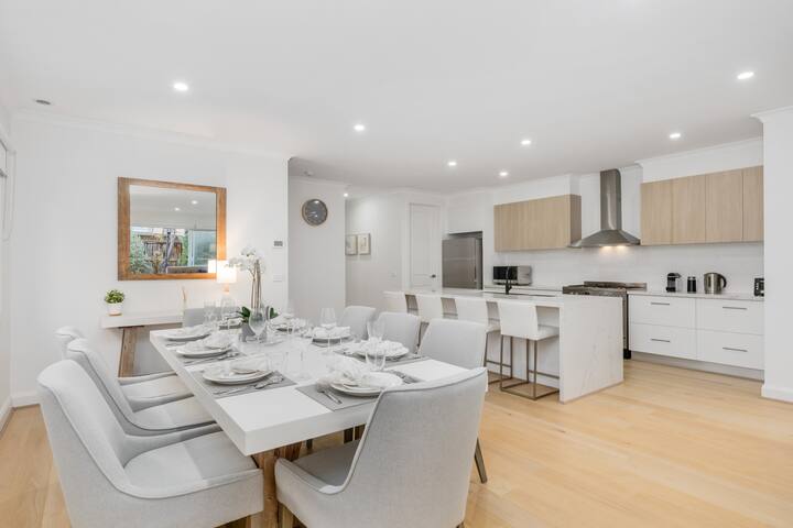 Newsom – Stylish and Elegant Home with 4 King Beds gallery image 3