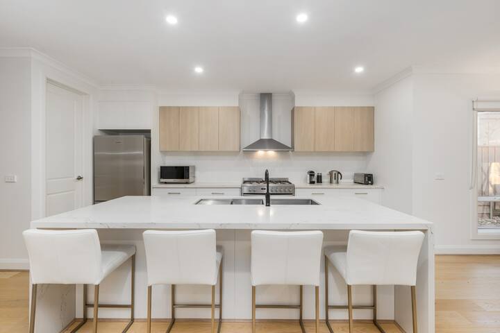 Newsom – Stylish and Elegant Home with 4 King Beds gallery image 4