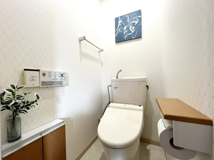 ウォシュレット付きの洋式トイレです。
トイレでも越前和紙のアートが楽しめます。