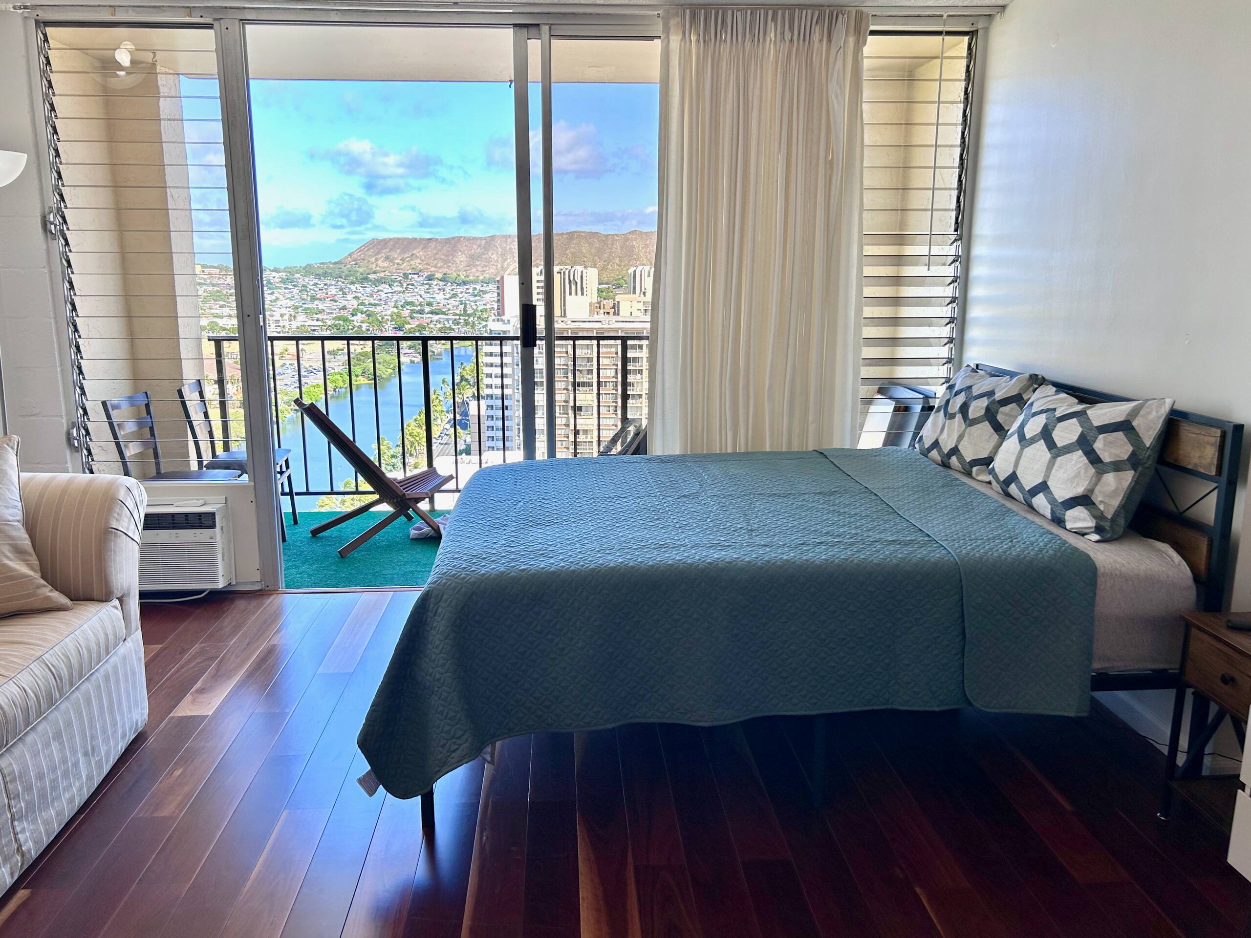 Condo in Honolulu · ★4.89 · Studio · 1 bed · 1 private bath - Image 8