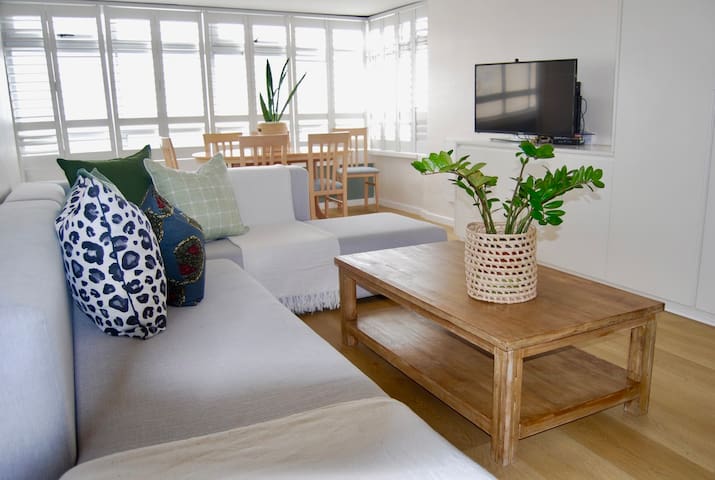 Sea and mountain splendour on promenade gallery image 2