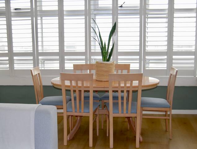 Sea and mountain splendour on promenade gallery image 5