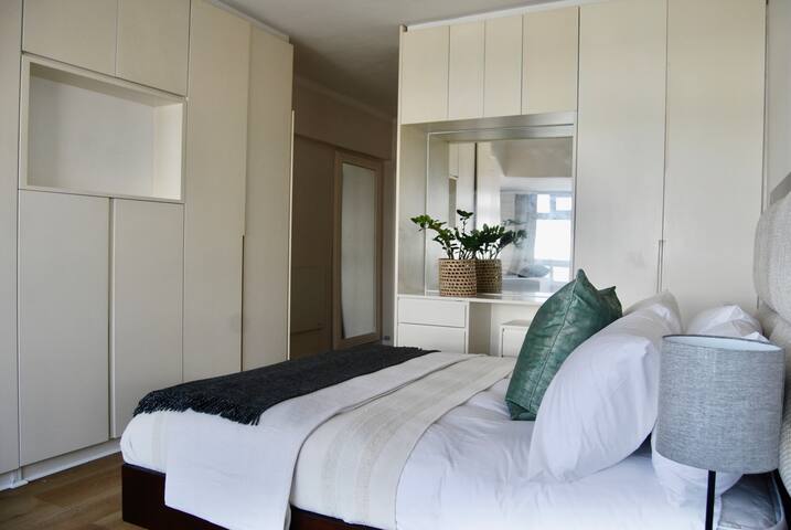 Sea and mountain splendour on promenade gallery image 4