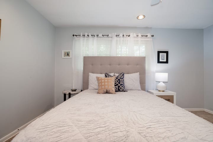 ห้องนอนใหญ่พร้อมห้องน้ำในตัวเตียงควีนไซส์