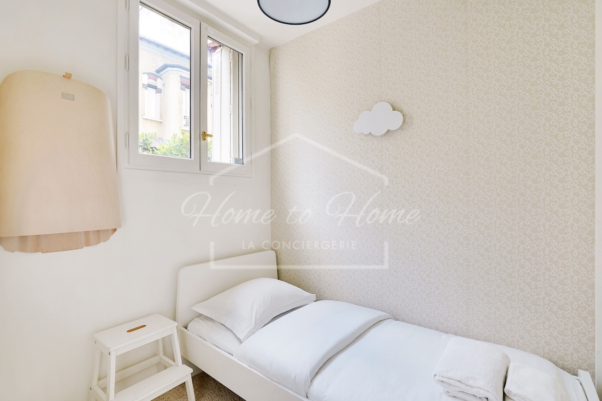 Čista soba, okupana prirodnim svjetlom, opremljena je krevetom za jednu osobu. Ovaj minimalistički dizajn pruža udoban i spokojan prostor idealan za odmor u mirnoj i svijetloj atmosferi.