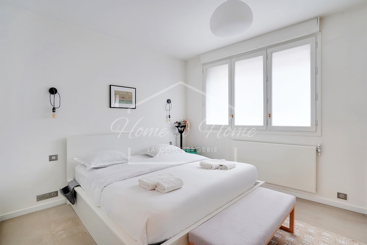 Ova svijetla soba zahvaljujući velikom prozoru nudi veliki bračni krevet za maksimalnu udobnost. U podnožju kreveta nalazi se elegantna klupa koja pruža praktičnu i elegantnu notu kako biste se opustili ili ostavili svoje stvari.