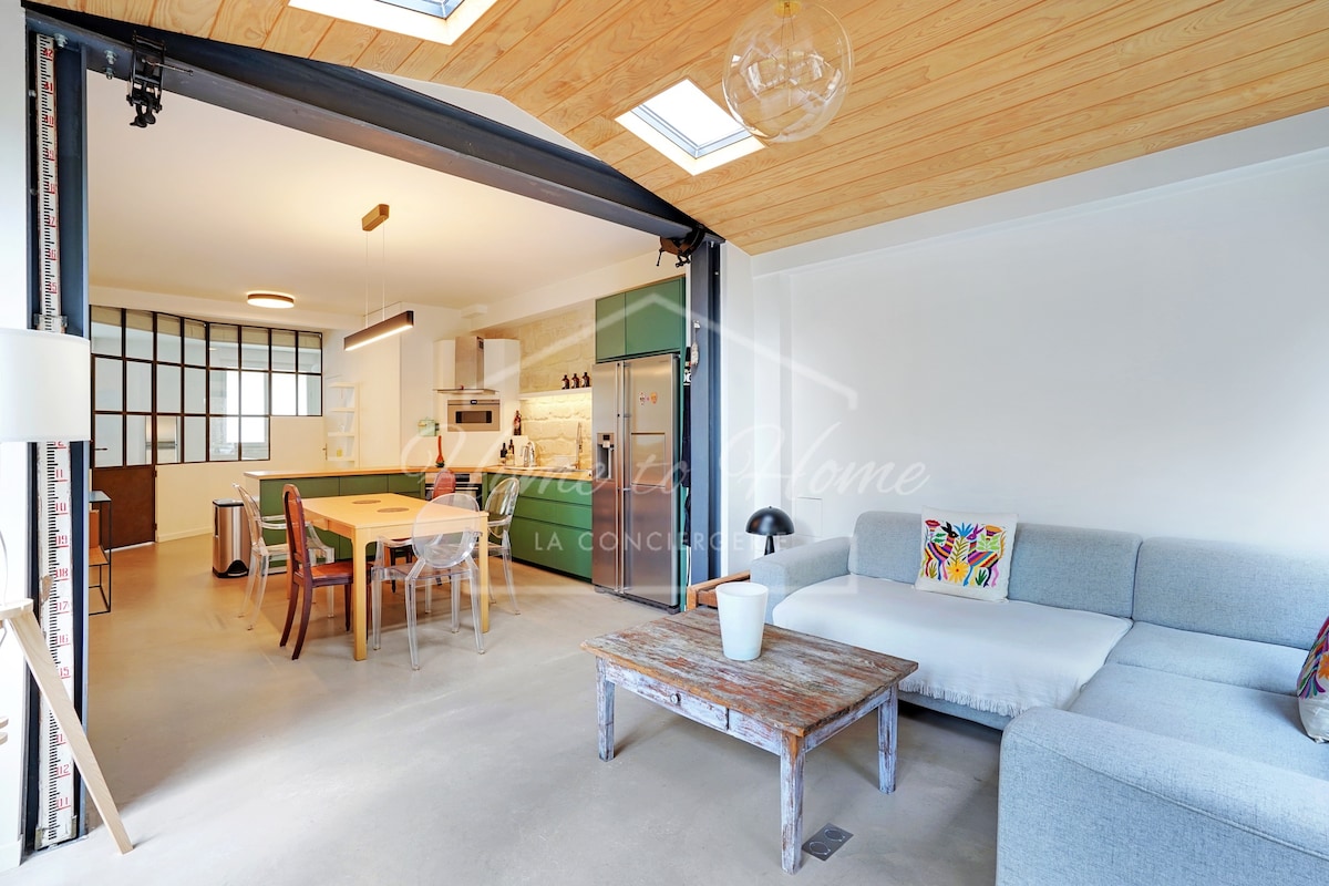 Dnevni boravak opremljen je udobnim kaučem i malim stolićem za kavu s izlazom na prijateljsku blagovaonicu i dobro uređenu kuhinju. Prostor je svijetao i funkcionalan, idealan za opuštanje i uživanje u jelima s lakoćom.