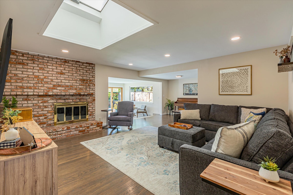 Top Airbnb: 3 bed Home-Large backyard +firepit in Santa Clara! in Santa Clara