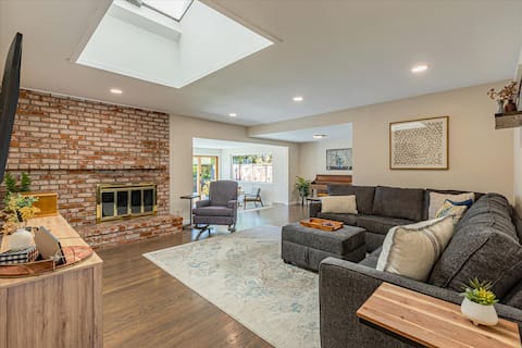 Top Airbnb: 3 bed Home-Large backyard +firepit in Santa Clara! in Santa Clara