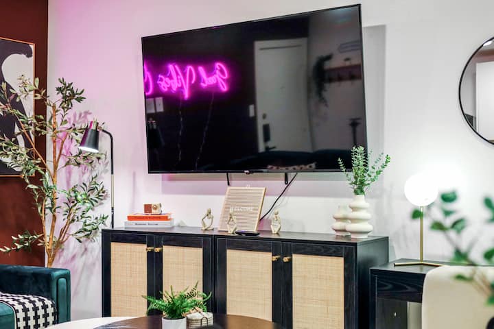 ผ่อนคลายในห้องนั่งเล่นและชมการแสดงโปรดของคุณการพักผ่อนเป็นวิธีที่ดีเยี่ยมในการผ่อนคลายหลังจากวันที่ยาวนาน