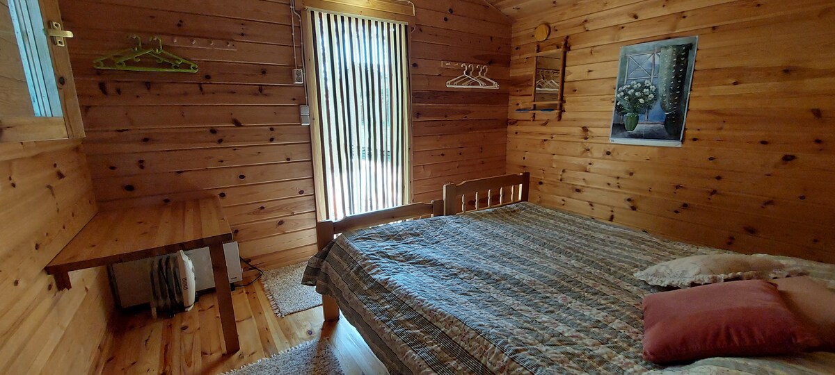 Un granero con camas para dos.