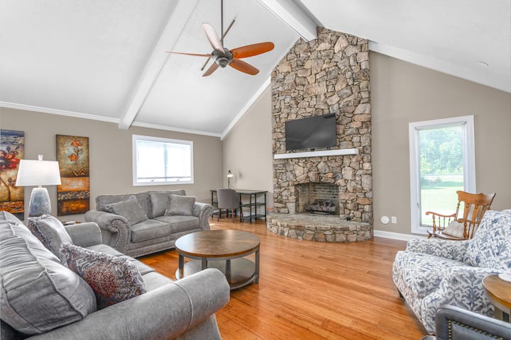 Phoenix Nest Cozy Hideaway - Burlington, NC