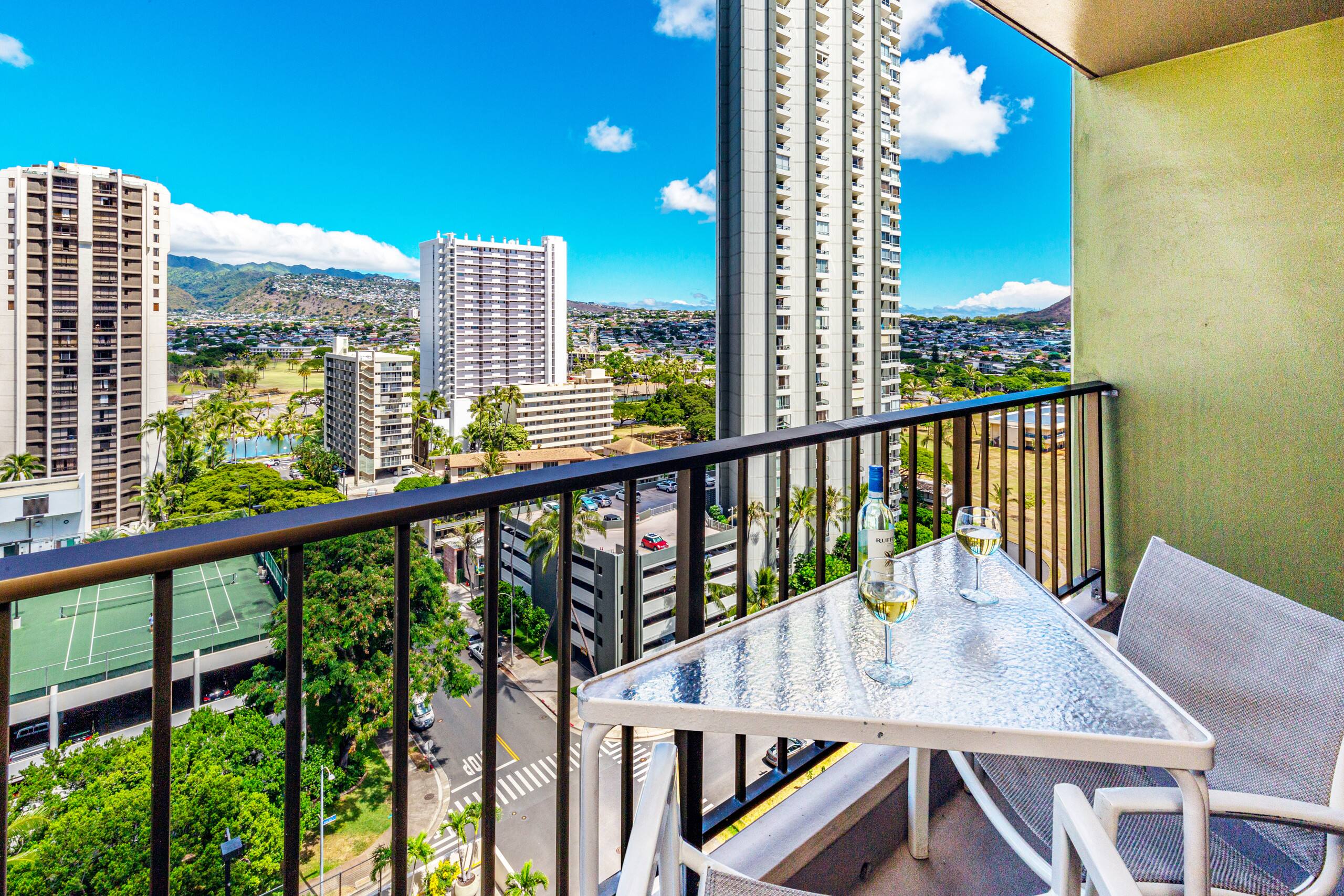 Condo in Honolulu · ★4.29 · 1 bedroom · 2 beds · 1 private bath - Image 12