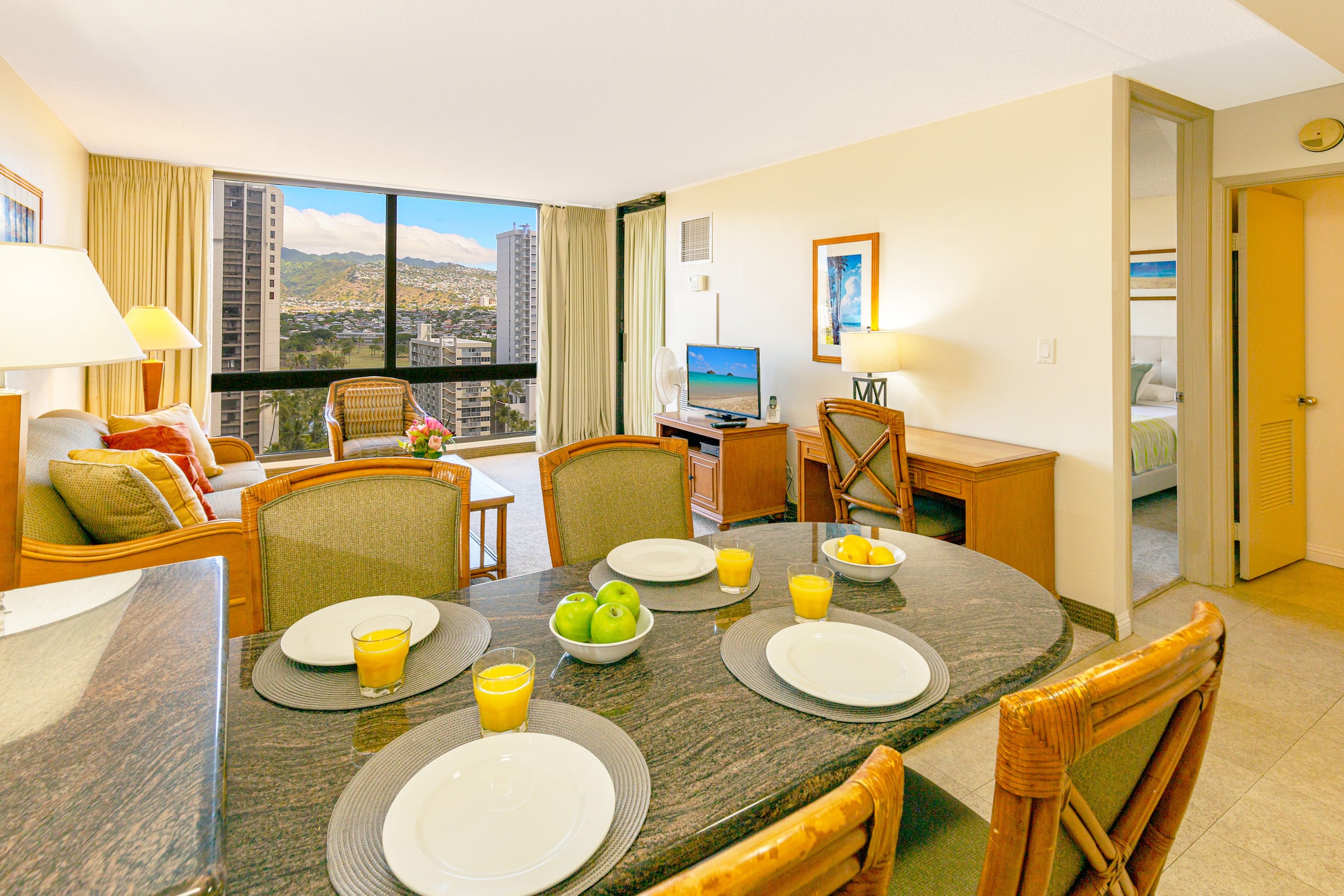 Condo in Honolulu · ★4.29 · 1 bedroom · 2 beds · 1 private bath - Image 7