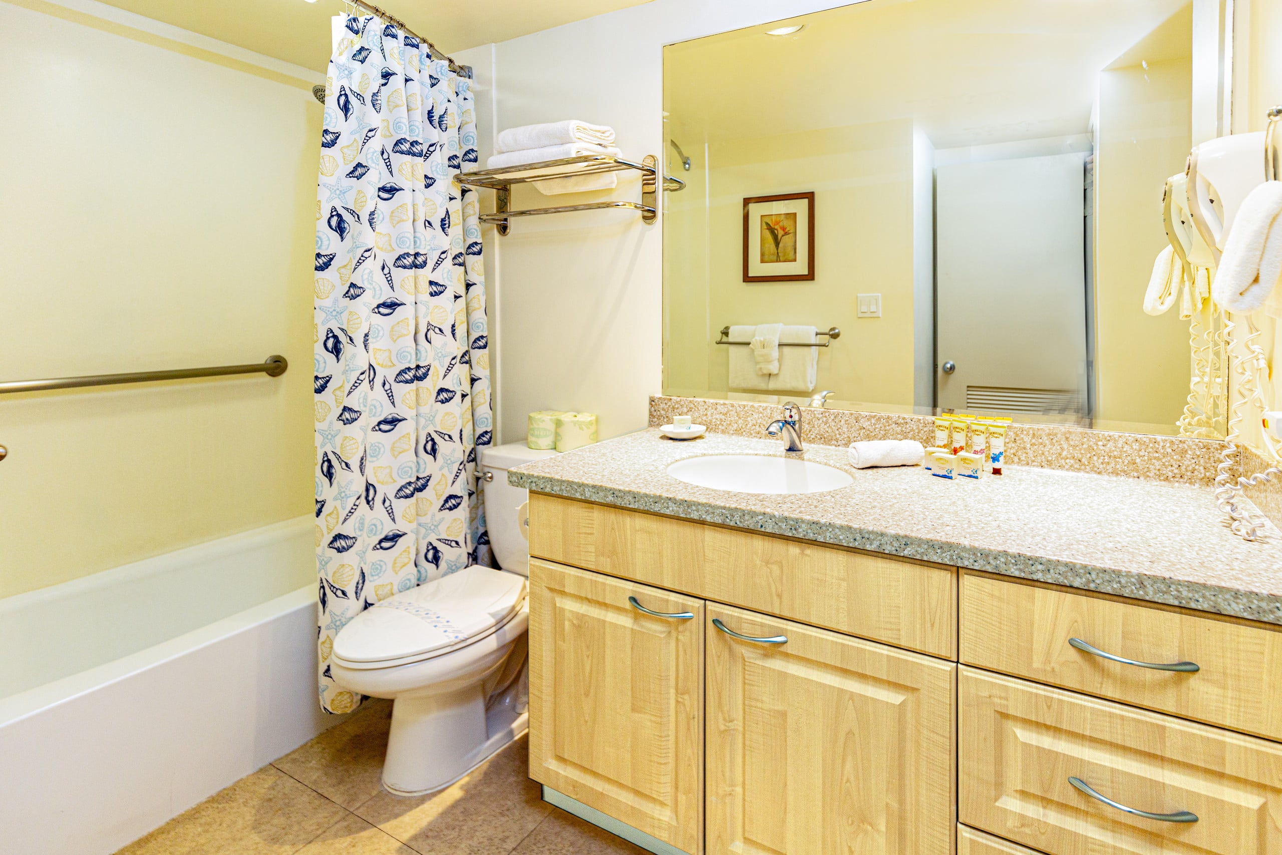 Condo in Honolulu · ★4.29 · 1 bedroom · 2 beds · 1 private bath - Image 11