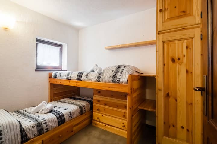 Deuxième chambre au rez-de-chaussée avec lits superposés, chauffage, armoire, commode et couvertures supplémentaires.
