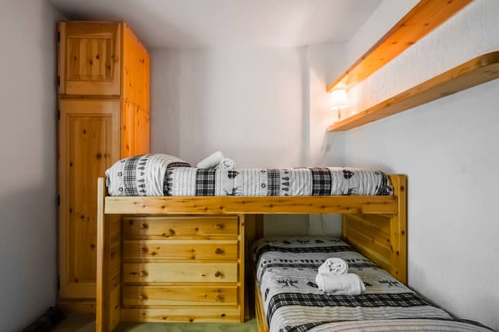 Troisième chambre au rez-de-chaussée avec lits superposés, chauffage, commode et couvertures supplémentaires.
Accès direct au jardin. 