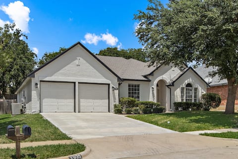 Relaxing 3BR Getaway + Hot Tub Quiet & Convenient