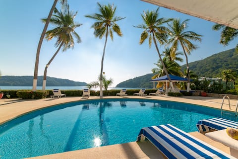 Oceanfront villa + pool + staff | 14 people