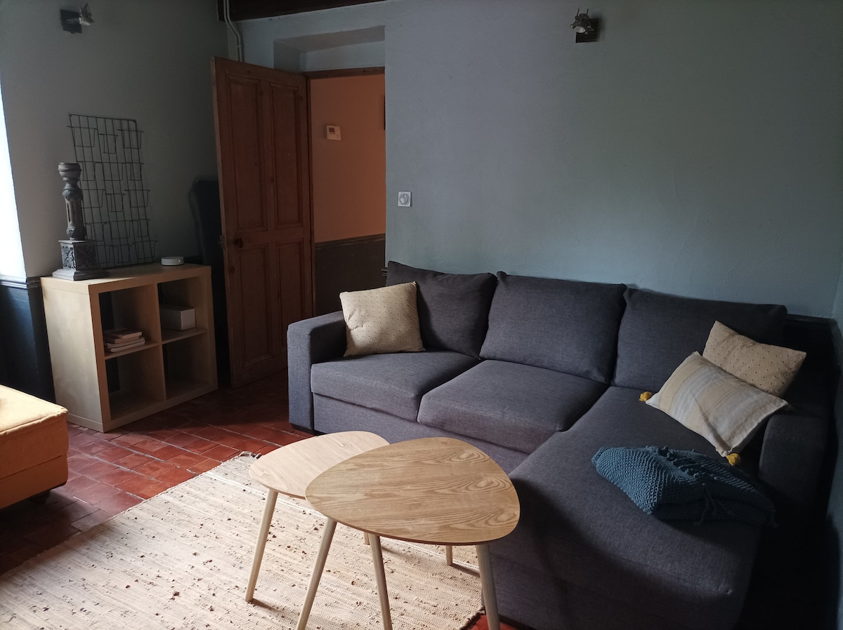 Дневната соба е на приземје со 2 кауча и телевизор. 