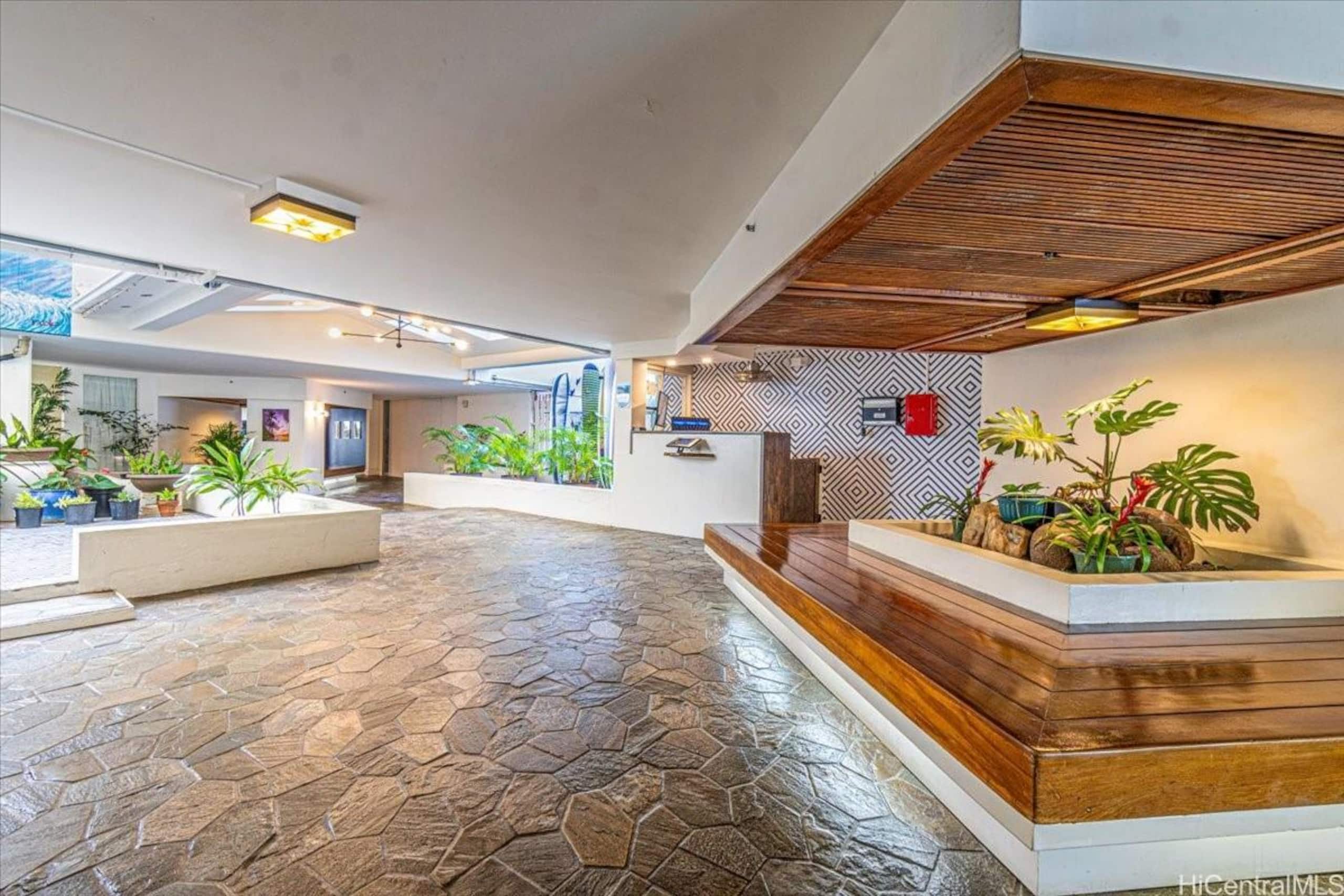 Waikiki Beach 2 Min Walk | Private Balcony Studio - Image 31