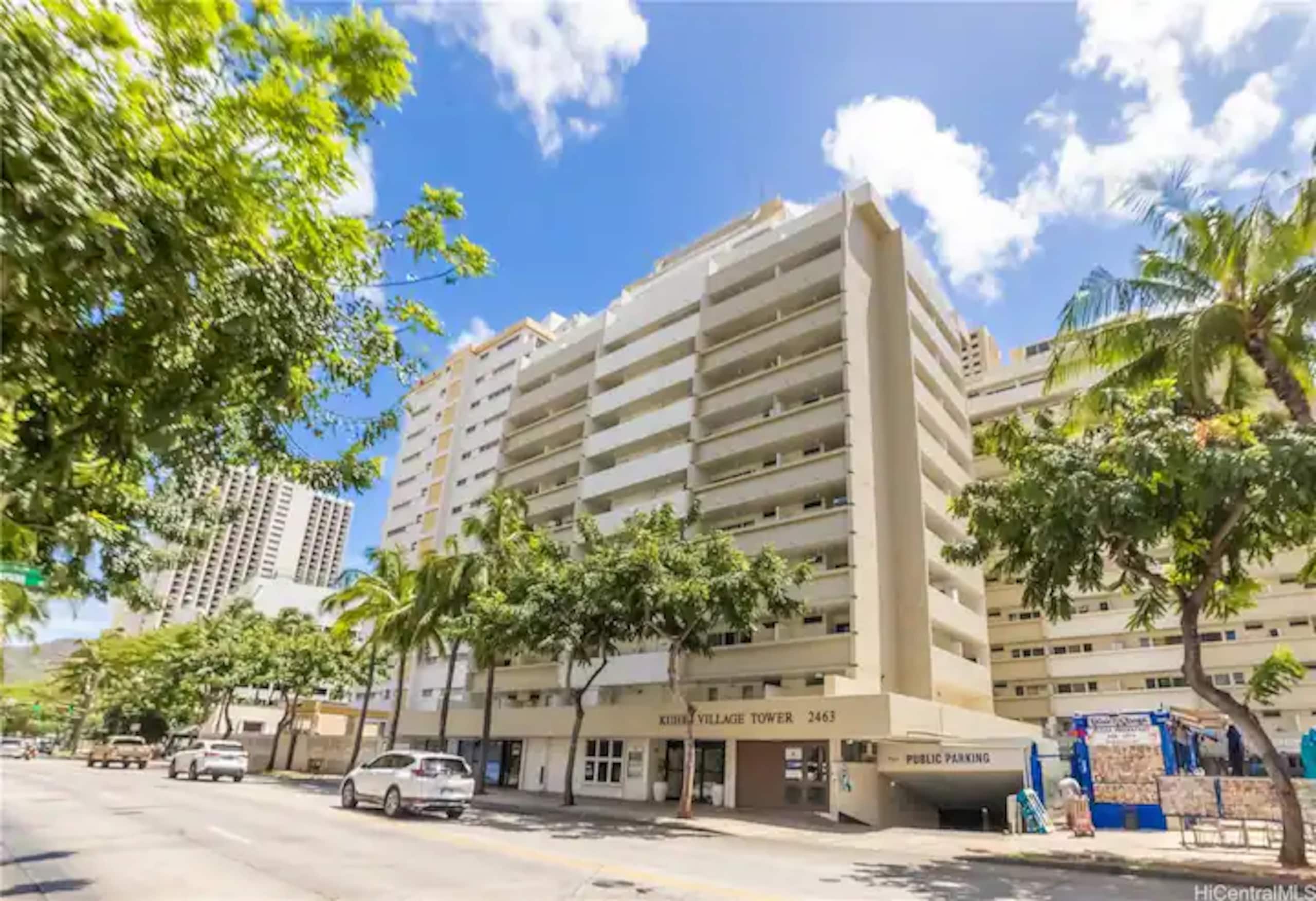Waikiki Beach 2 Min Walk | Private Balcony Studio - Image 29
